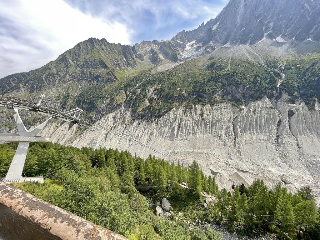 CHAMONIX - het uitzicht op de kabelbaan naar de ijsgrot Mer de Glace