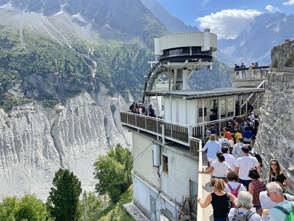 CHAMONIX - het kabelbaanstation van de kabelbaan naar de ijsgrot Mer de Glace