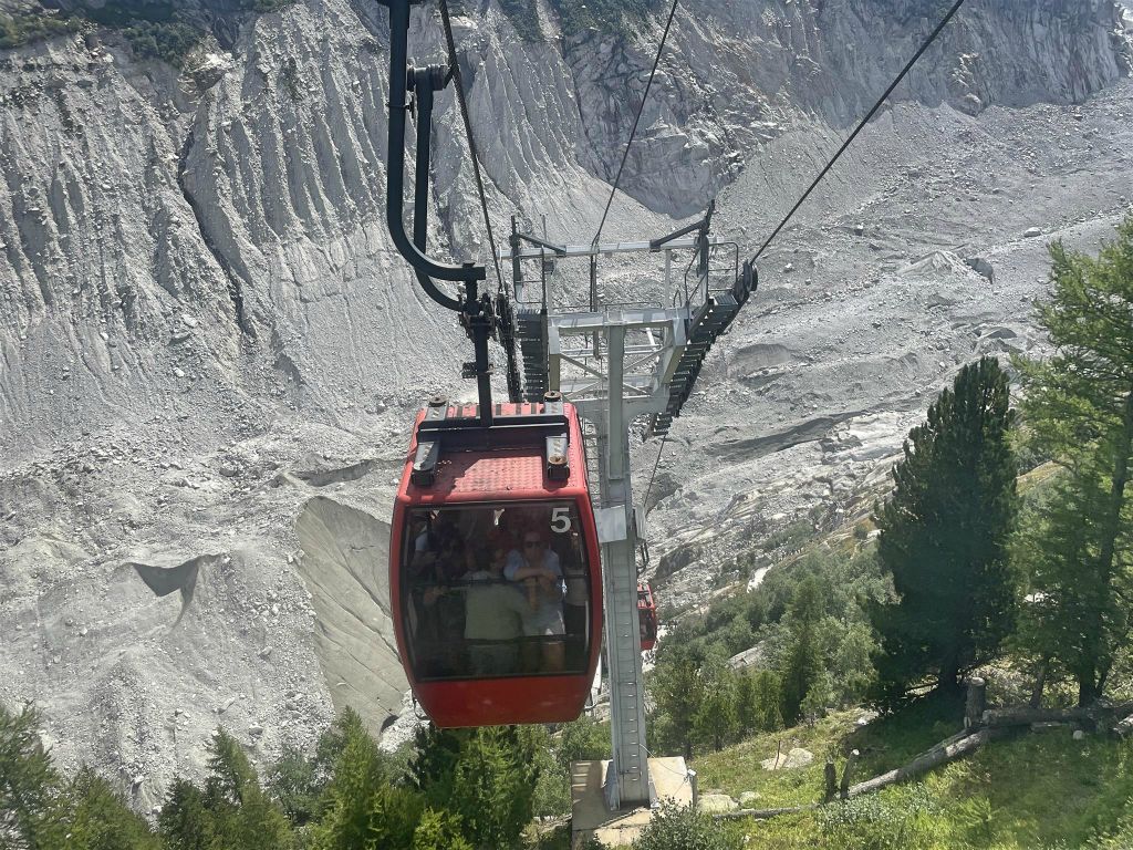 CHAMONIX - de kabelbaan naar de ijsgrot Mer de Glace