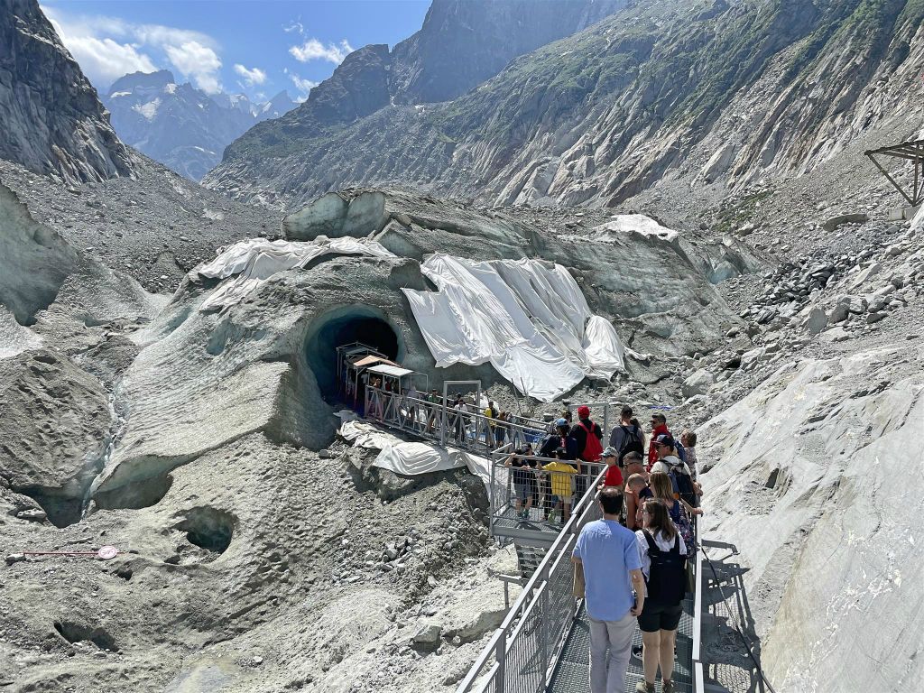 CHAMONIX - de ingang van de ijsgrot Mer de Glace
