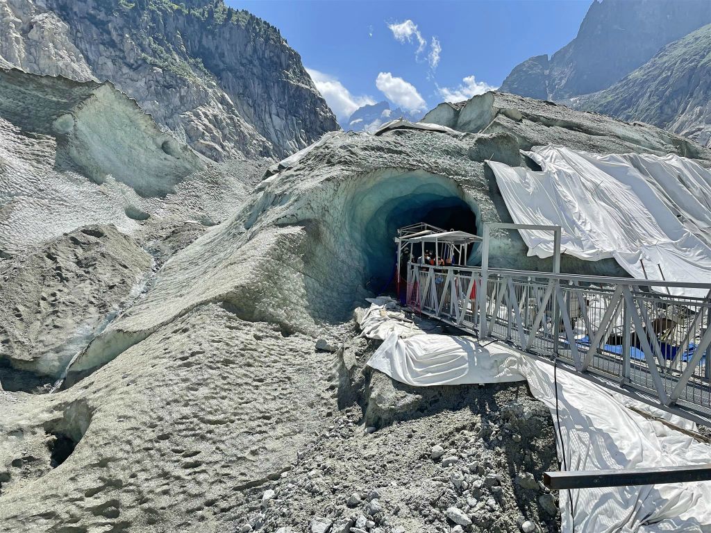 CHAMONIX - de ingang van de ijsgrot Mer de Glace