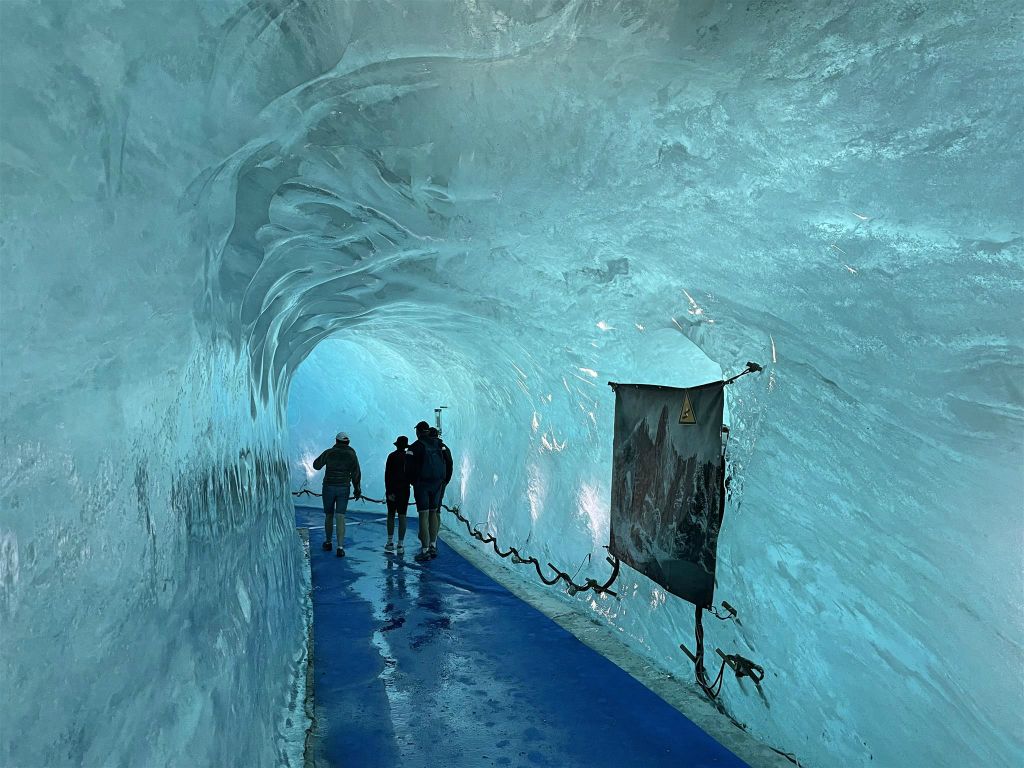 CHAMONIX - binnen in de ijsgrot Mer de Glace