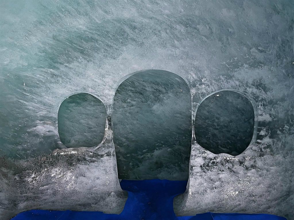 CHAMONIX - binnen in de ijsgrot Mer de Glace