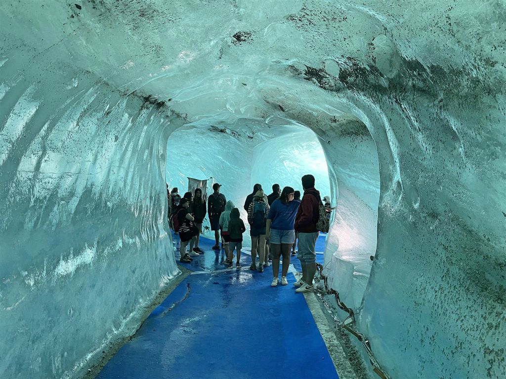 CHAMONIX - binnen in de ijsgrot Mer de Glace
