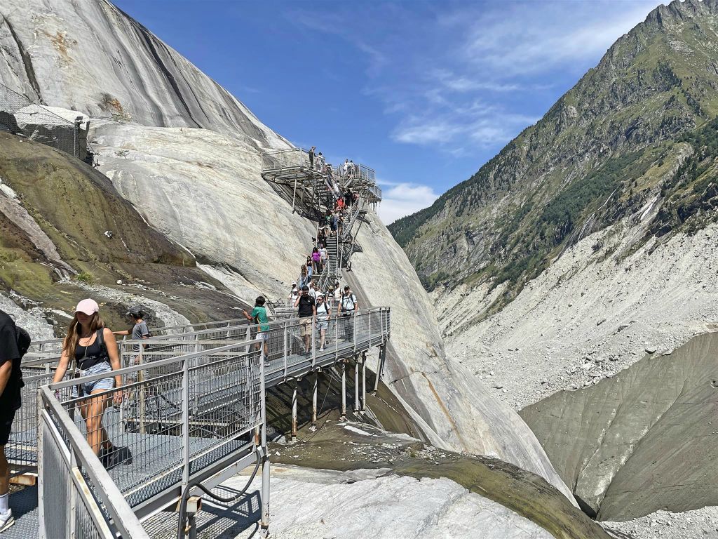 CHAMONIX - de trappen van en naar de ijsgrot Mer de Glace