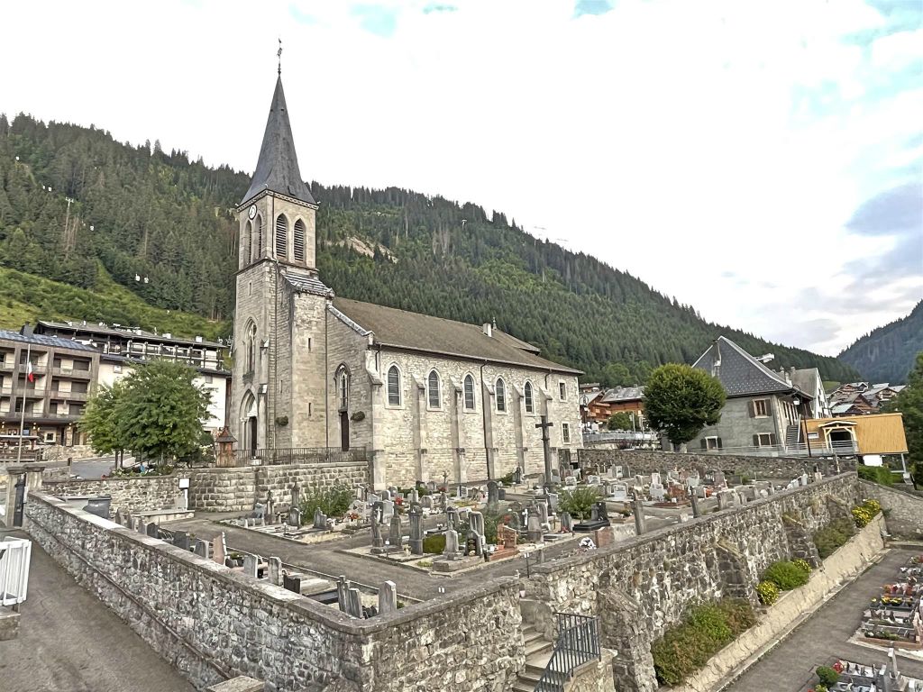 CHÂTEL - de Saint-Laurent-kerk met kerkhof