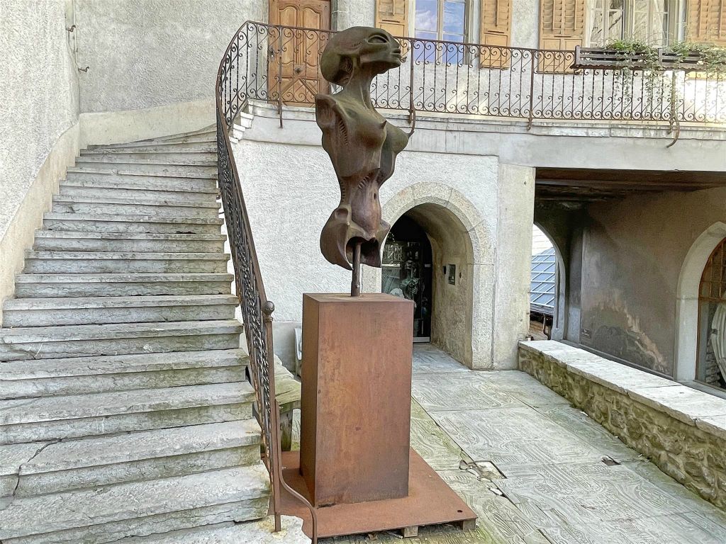 GRUYÈRES - een kunstwerk bij het HR Giger museum