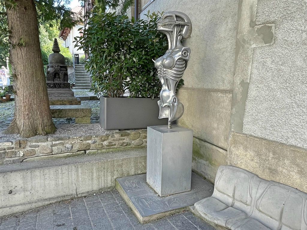 GRUYÈRES - een kunstwerk bij het HR Giger museum