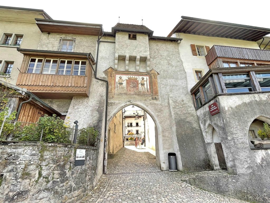GRUYÈRES - een stadspoort