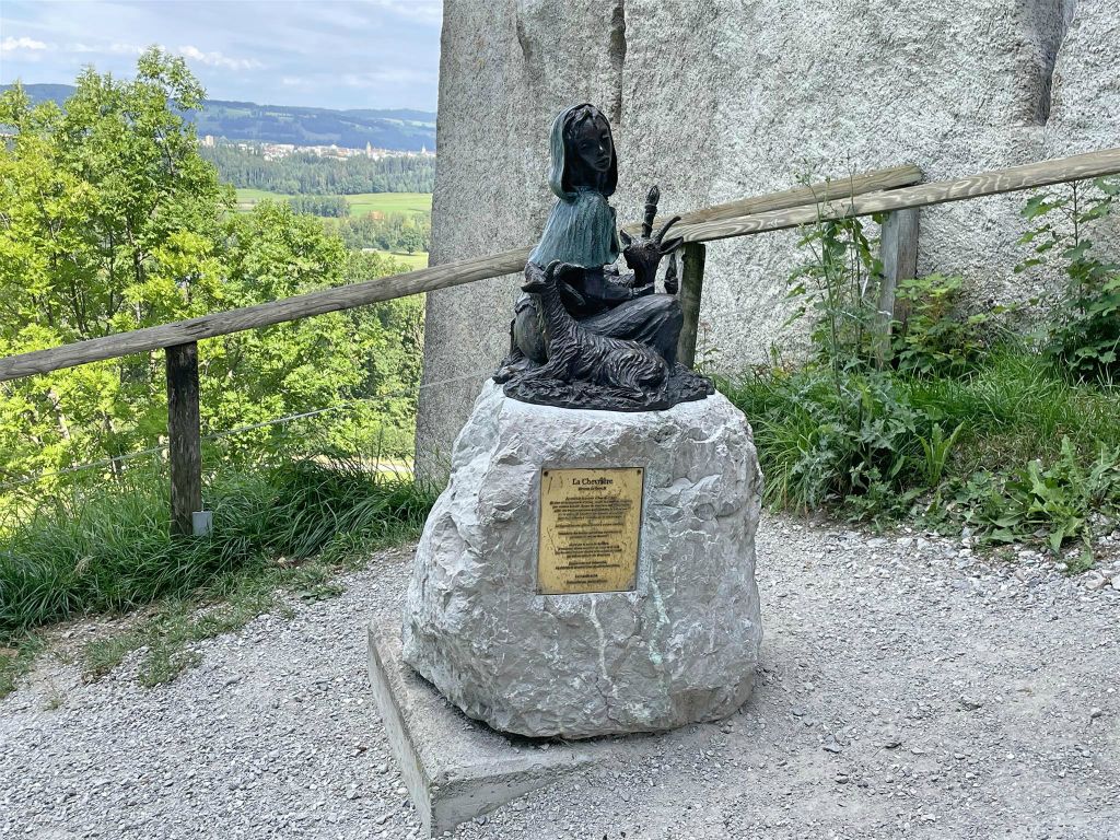 GRUYÈRES - het bronzen beeld "La Chevrière"