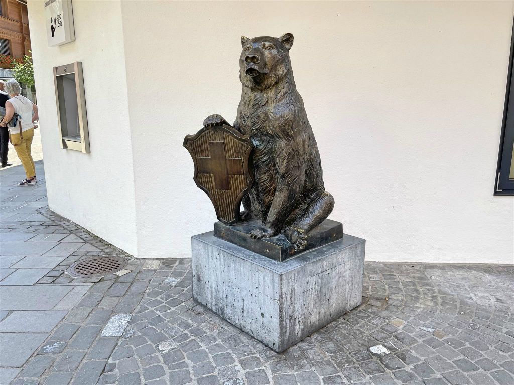 GSTAAD - een berenstandbeeld
