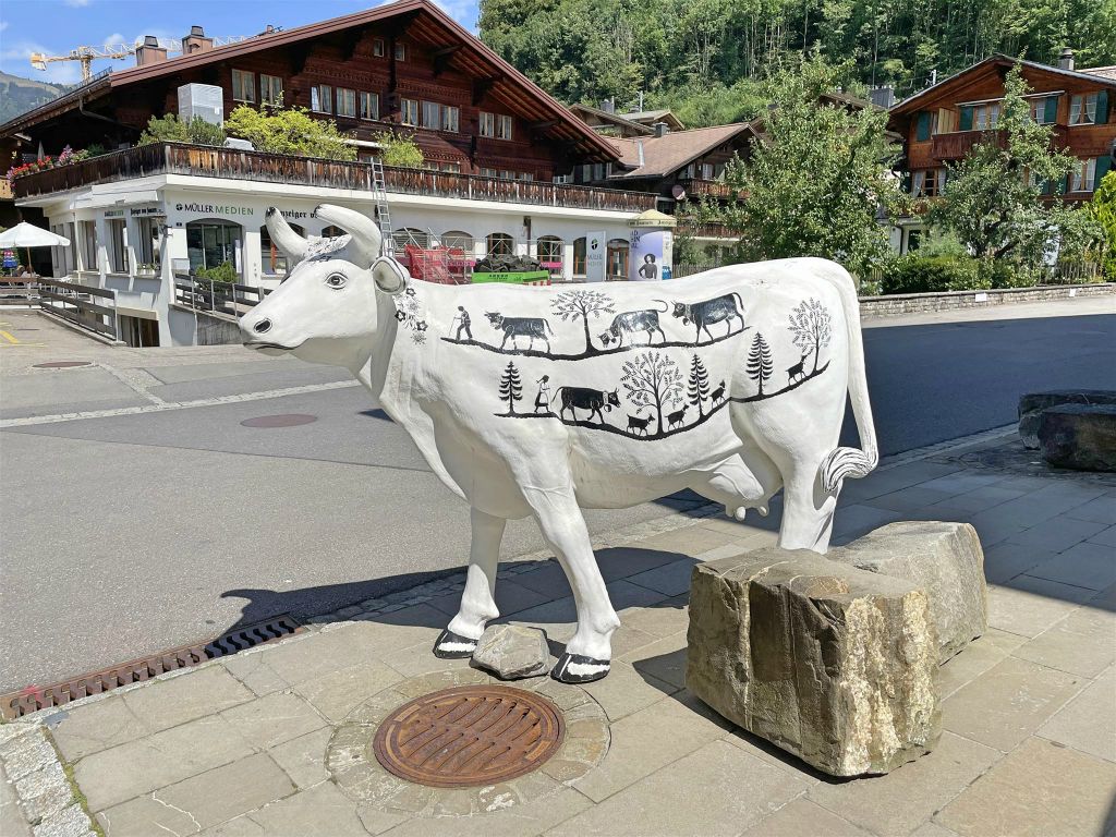 GSTAAD - een koe standbeeld