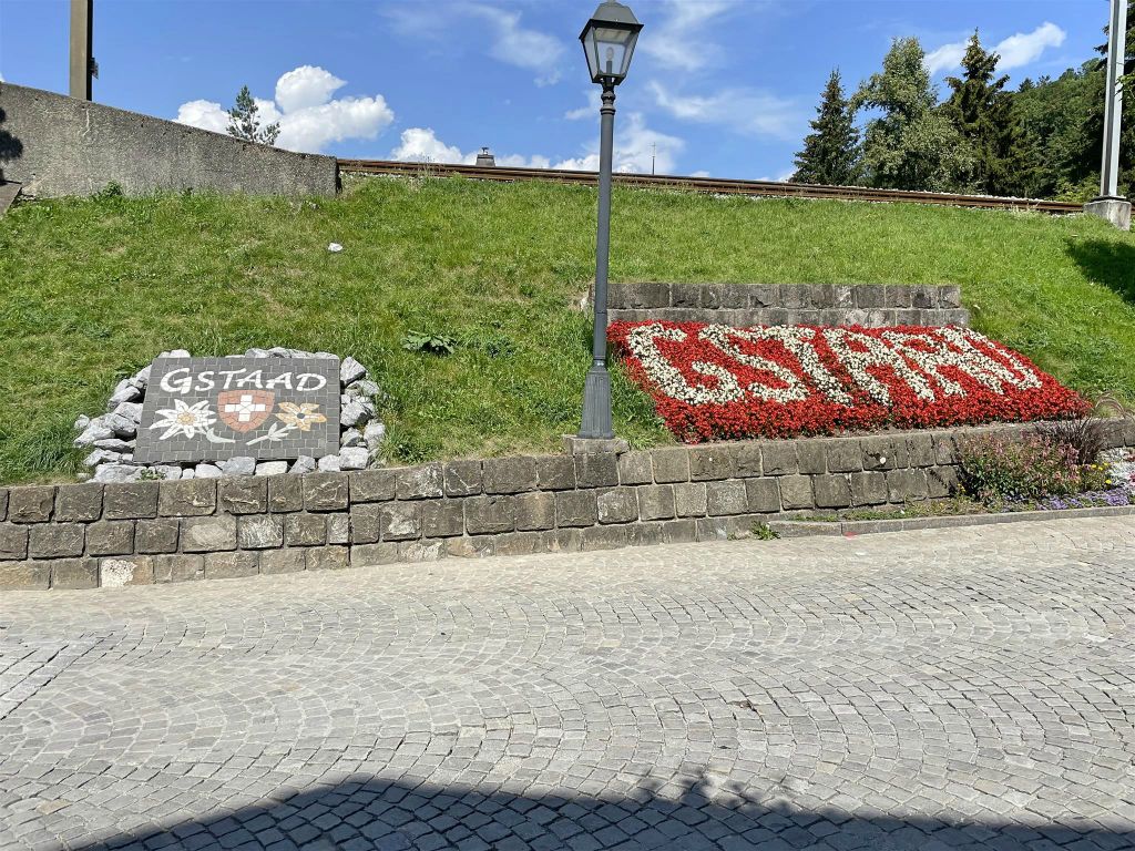 GSTAAD - twee Gstaad letters