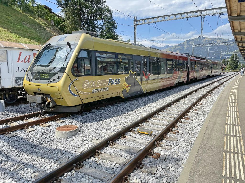 GSTAAD - een Goldenpass trein op het treinstation