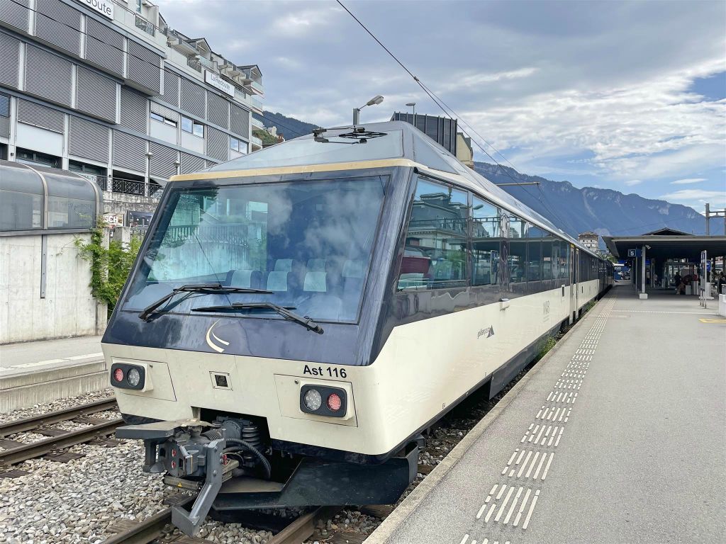 MONTREUX - een Goldenpass trein op het treinstation