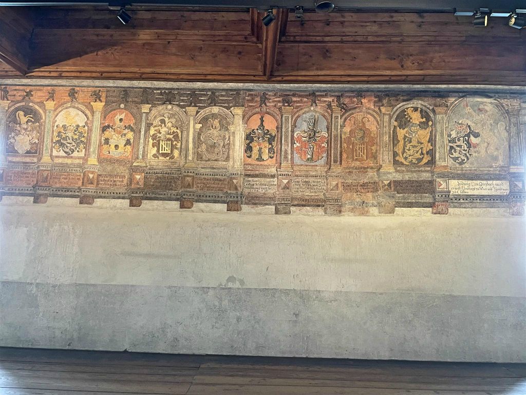 VEYTAUX - enkele schilderingen in een zaal in het kasteel van Chillon