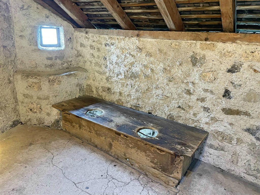 VEYTAUX - een oud toilet in het kasteel van Chillon