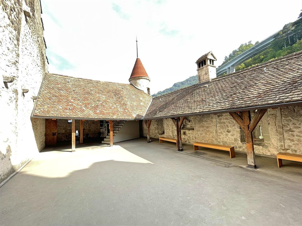 VEYTAUX - een binnenplaats van het kasteel van Chillon