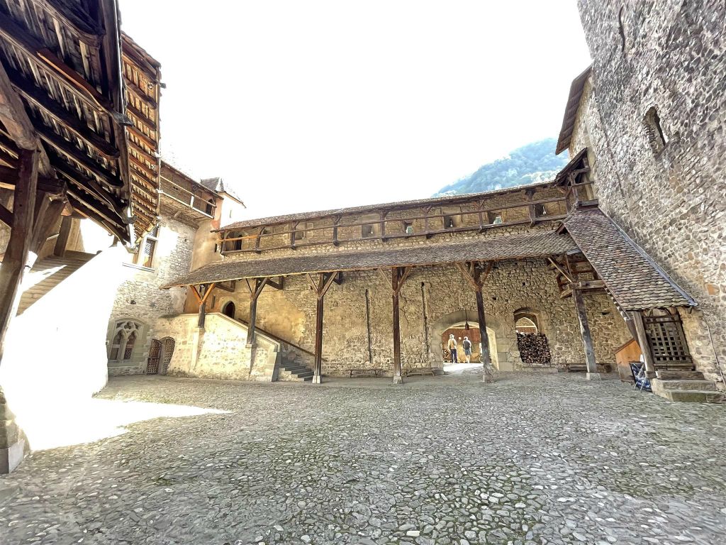 VEYTAUX - een binnenplaats van het kasteel van Chillon