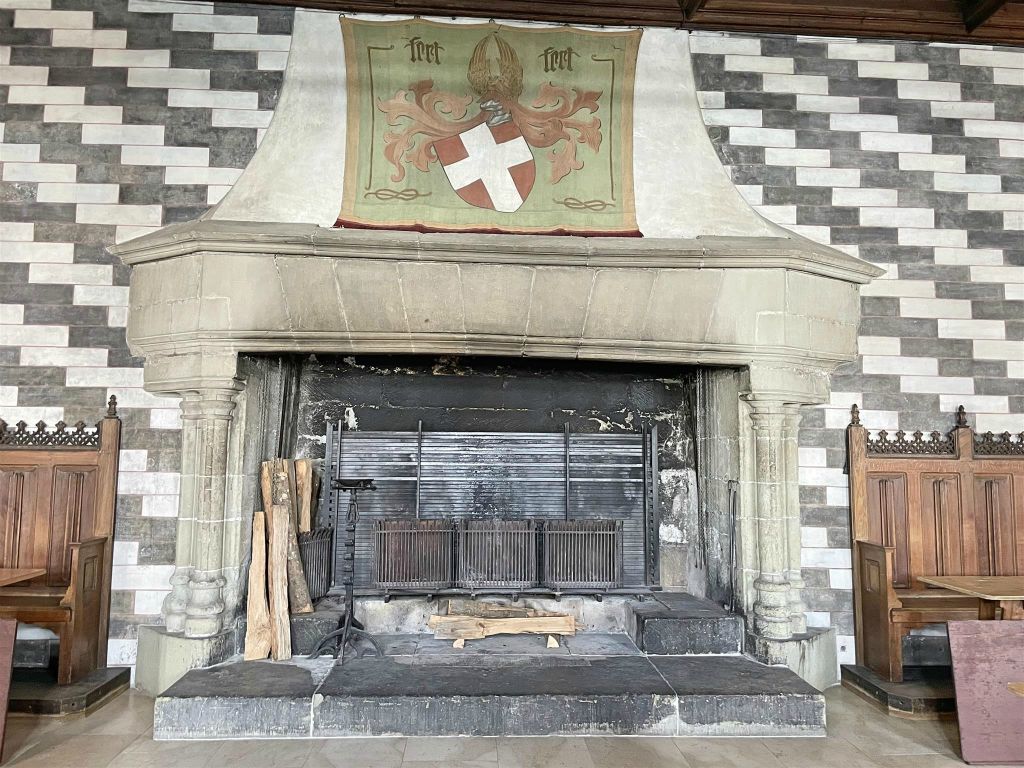 VEYTAUX - een openhaard in het kasteel van Chillon