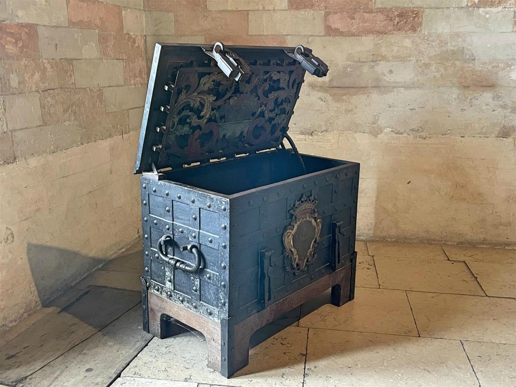 VEYTAUX - een kist in het kasteel van Chillon