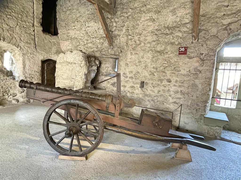 VEYTAUX - een kanon in het kasteel van Chillon