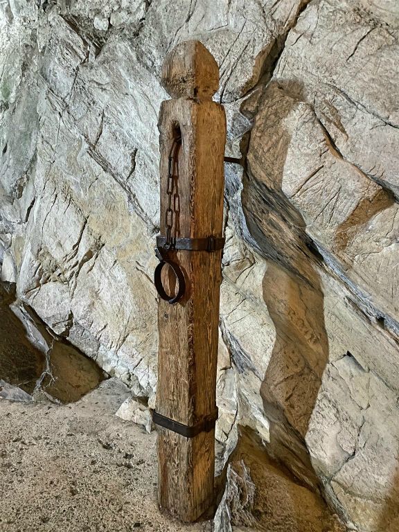 VEYTAUX - een schandpaal in de gevangenis van het kasteel van Chillon