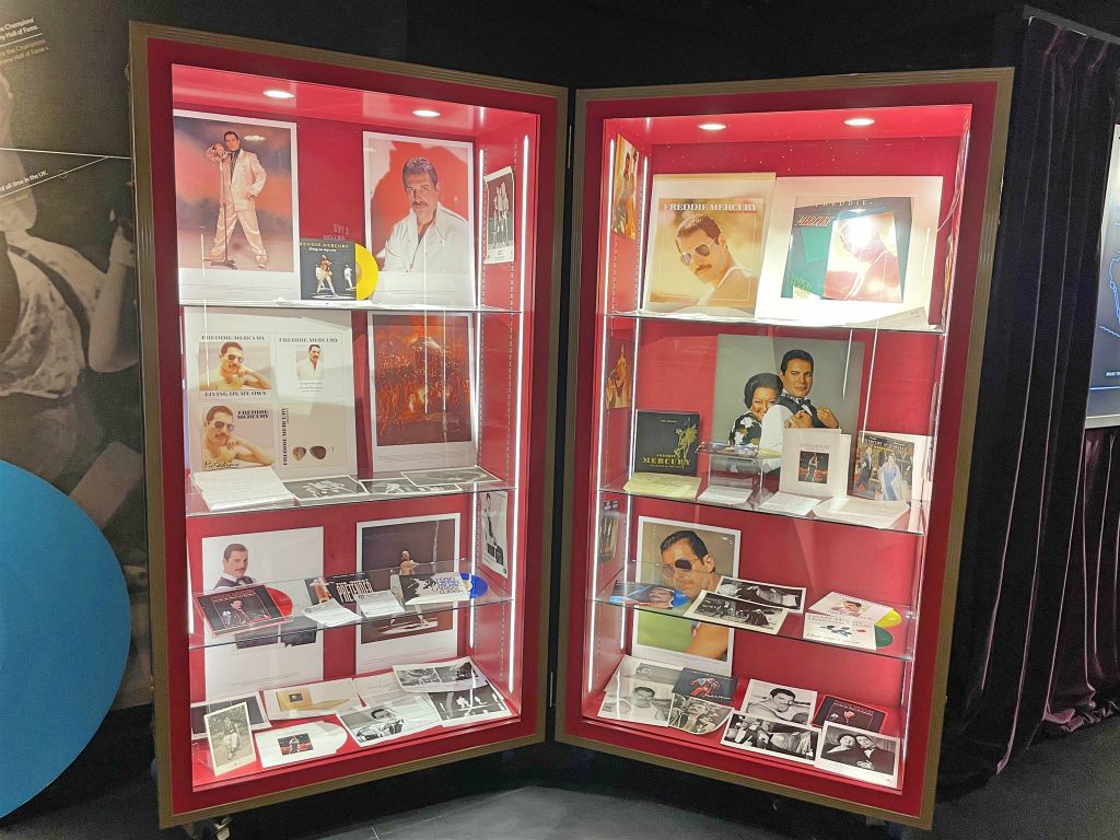 MONTREUX - diverse foto's van Freddie Mercury in het museum Queen The Studio Experience in het Montreux casino
