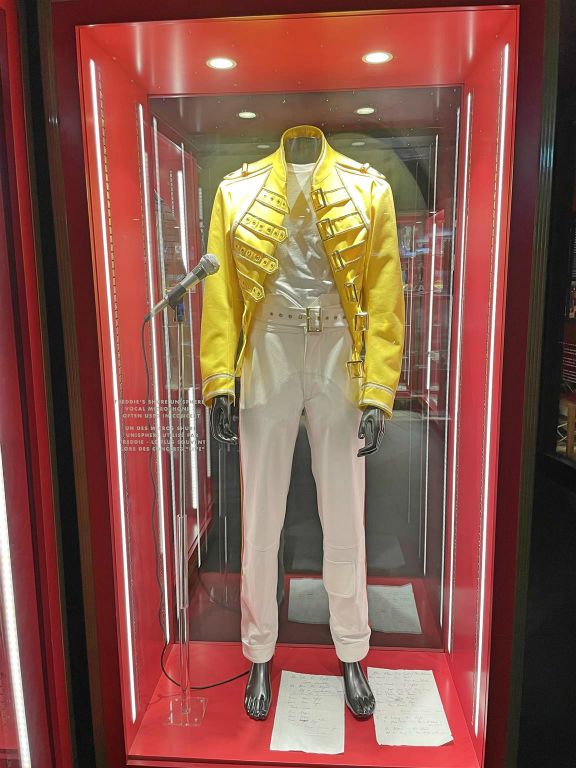 MONTREUX - een pak van Freddie Mercury in het museum Queen The Studio Experience in het Montreux casino
