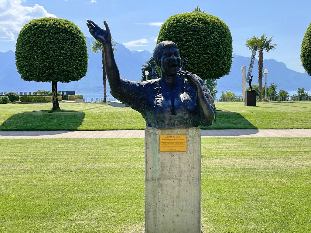 MONTREUX - een standbeeld ter ere van Aretha Franklin (1942-2018) in de tuin van het Montreux Palace Hotel