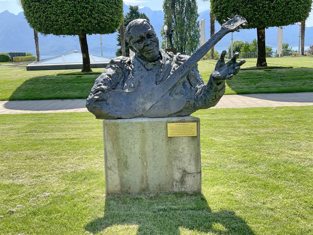 MONTREUX - een standbeeld ter ere van B.B. King (1925-2015) in de tuin van het Montreux Palace Hotel