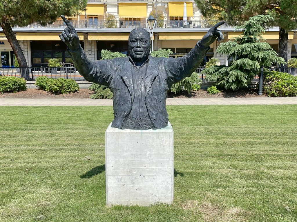 MONTREUX - een standbeeld ter ere van Quincy Jones in de tuin van het Montreux Palace Hotel