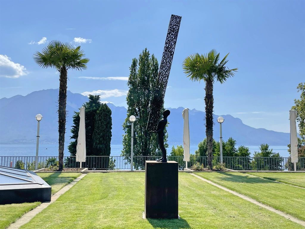 MONTREUX - een kunstwerk in de tuin van het Montreux Palace Hotel