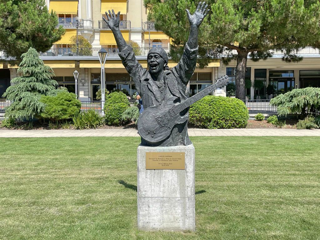 MONTREUX - een standbeeld ter ere van Carlos Santana in de tuin van het Montreux Palace Hotel