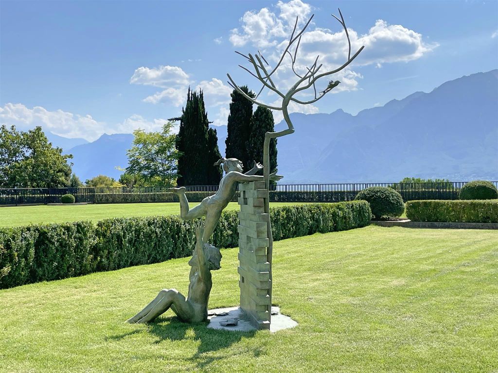 MONTREUX - een kunstwerk in de tuin van het Montreux Palace Hotel