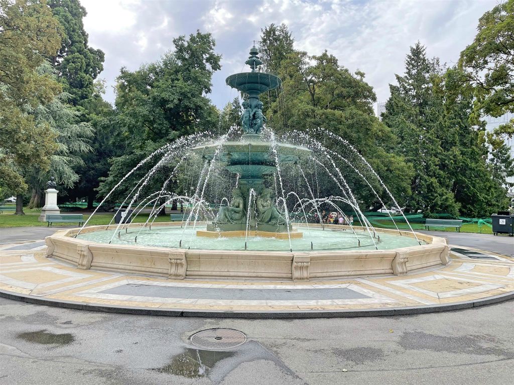 GENÈVE - een fontein in het park "Jardin Anglais"