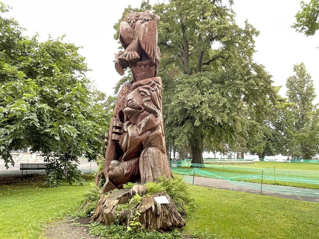 GENÈVE - een kunstwerk in het park "Jardin Anglais"