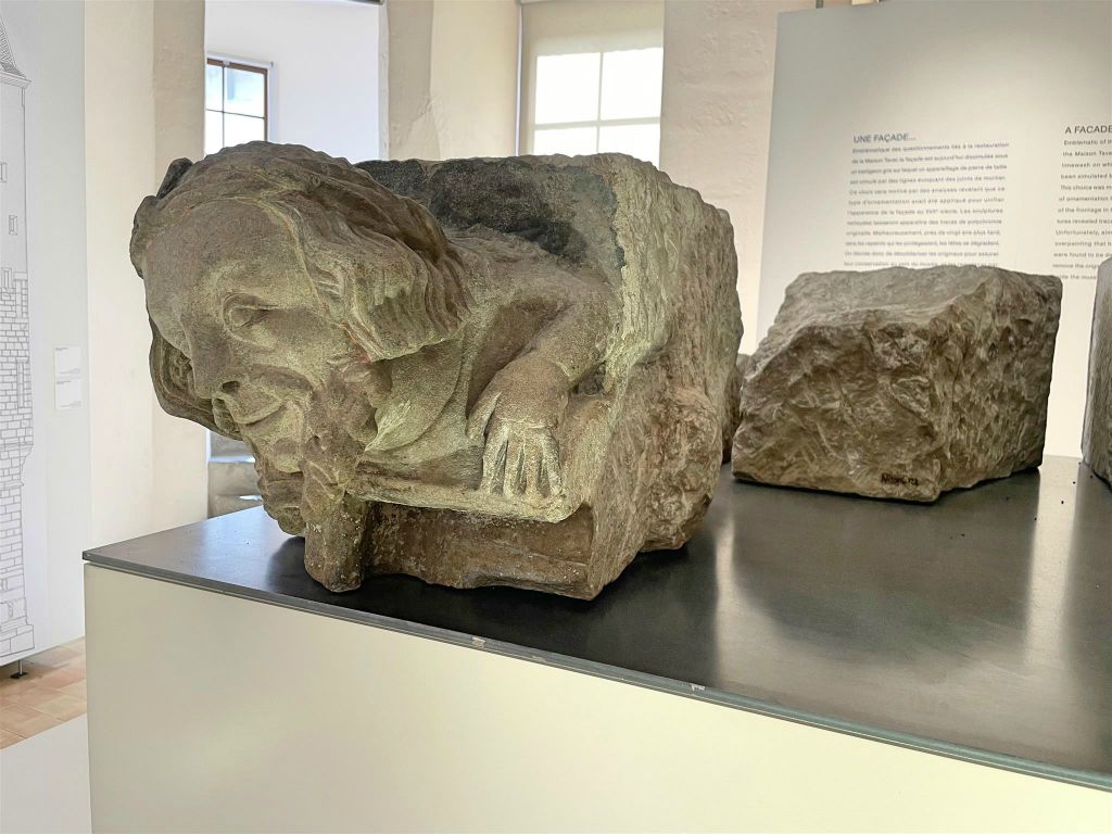 GENÈVE - een gevelsteen in het Maison Tavel museum