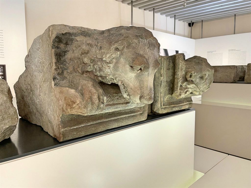 GENÈVE - enkele gevelstenen in het Maison Tavel museum