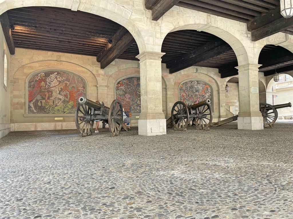 GENÈVE - enkele middeleeuwse kanonnen van de artillerie van Genève in een voormalige wapenkamer