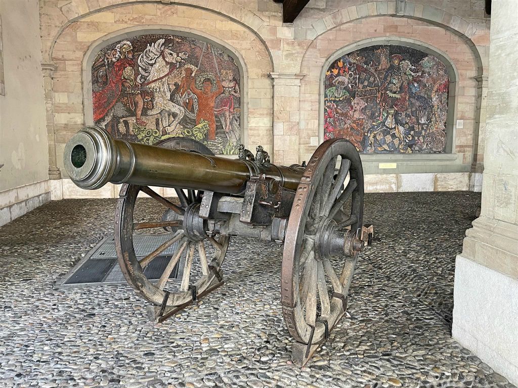 GENÈVE - een middeleeuws kanon van de artillerie van Genève in een voormalige wapenkamer