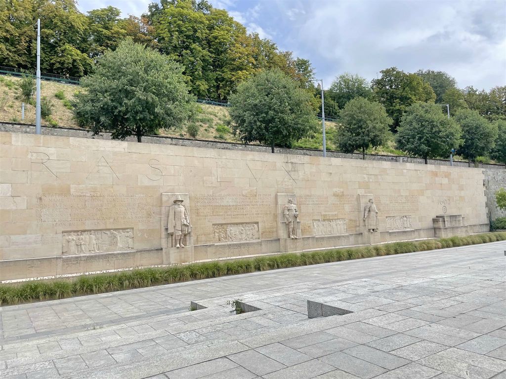 GENÈVE - het rechtse gedeelte van de reformatiemuur in het Bastionspark