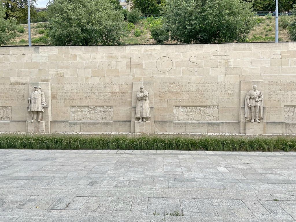 GENÈVE - het linkse gedeelte van de reformatiemuur in het Bastionspark