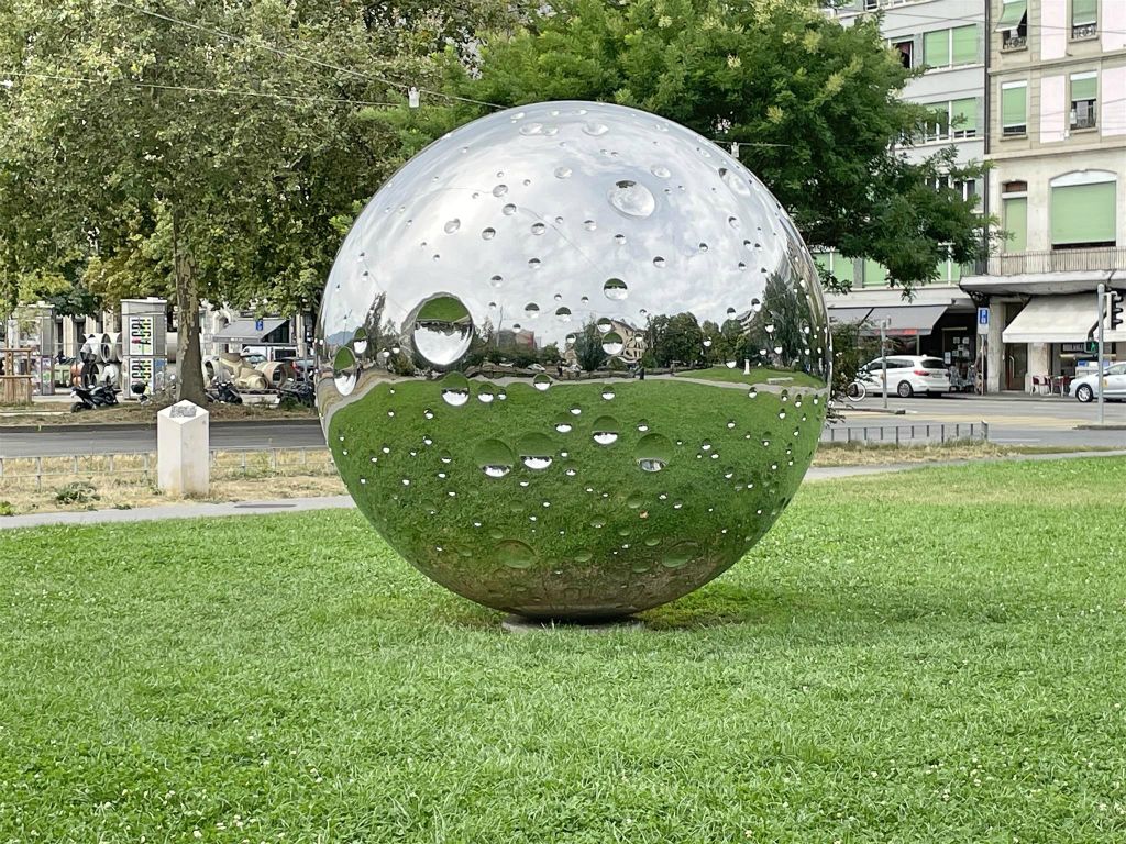 GENÈVE - het kunstwerk "Moon"