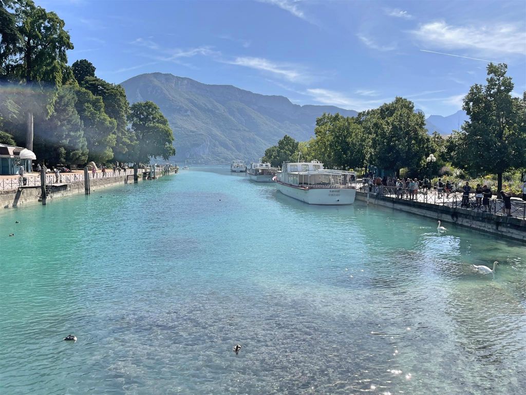 ANNECY - de rondvaartboot steiger