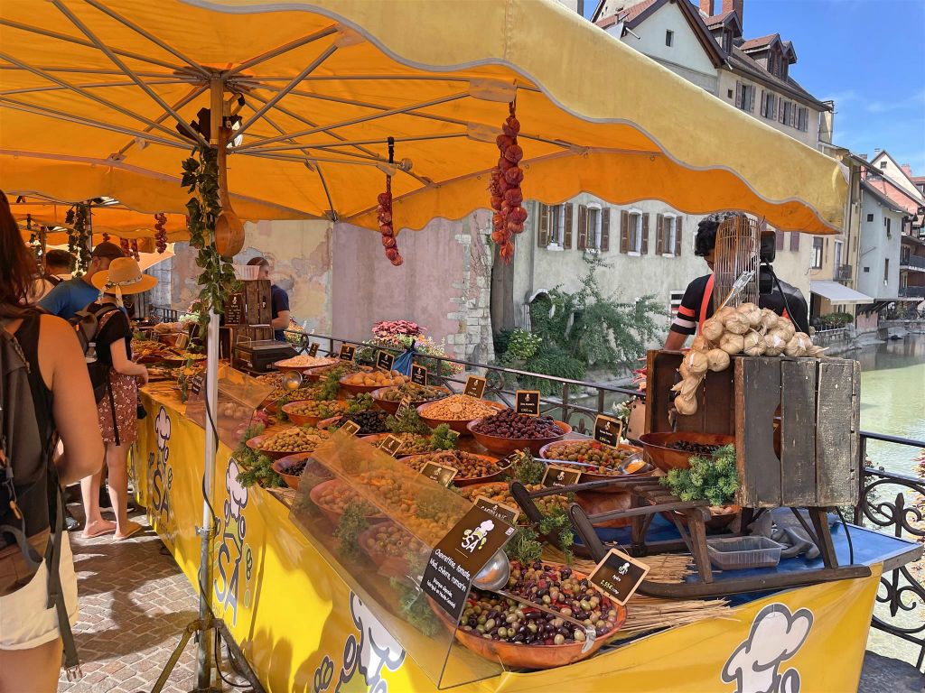 ANNECY - een kraam op de markt