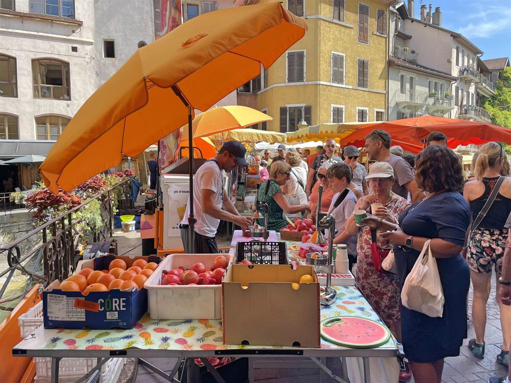 ANNECY - een kraam met vers sap op de markt