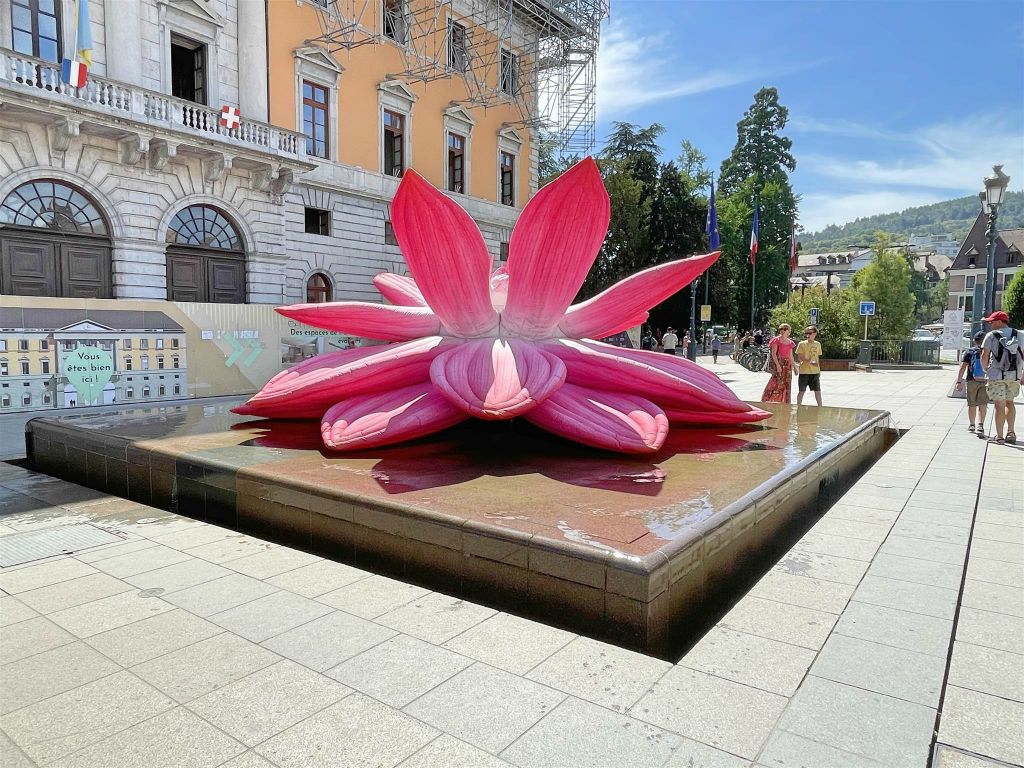 ANNECY - de "breathing lotus flower"