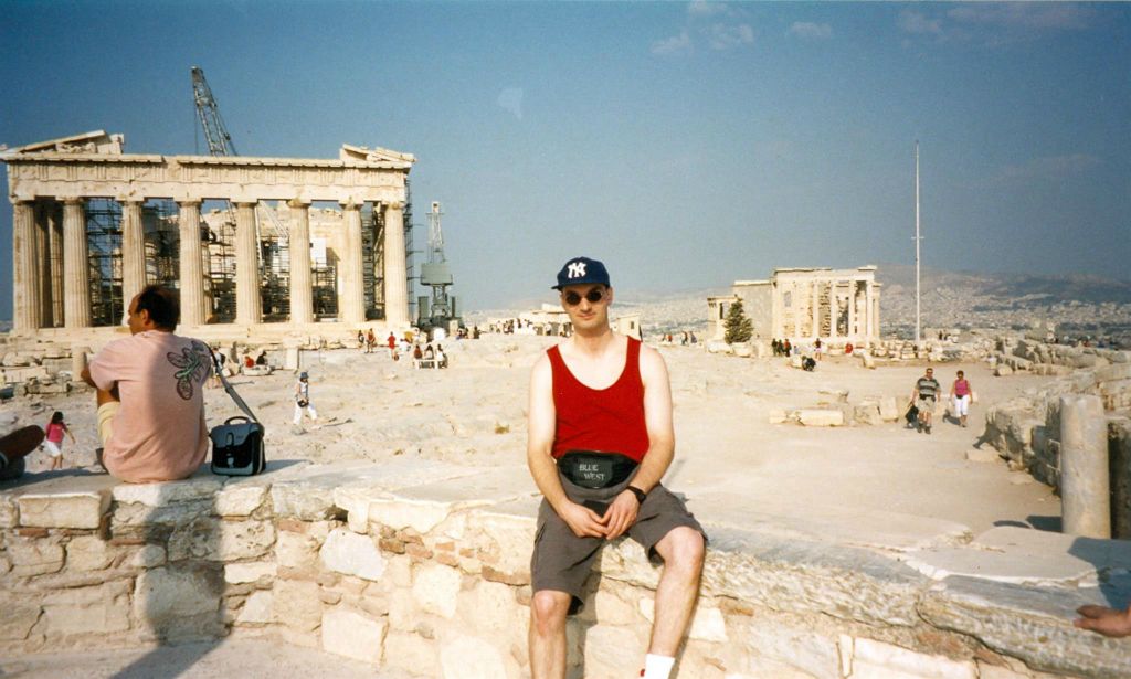 ATHENE - Carlos bij de Akropolis met op achtegrond de parthenon