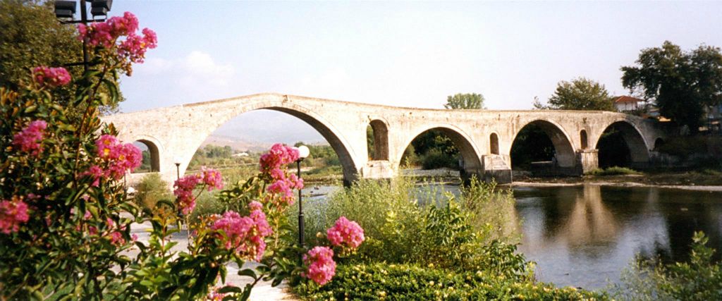 IOANNINA -> NAFPAKTOS - de vrouw van de brugbouwer zou in brug levend begraven zijn